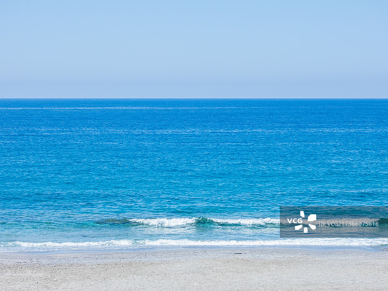 平静天气下的地中海海滩一角图片素材
