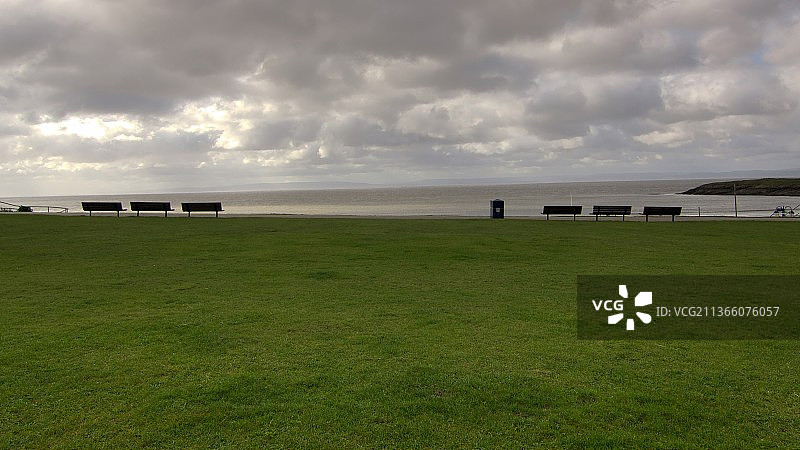 空长椅，天空下的田野，巴里岛海滩，英国图片素材