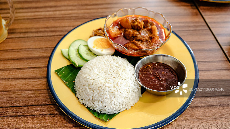 马来西亚雪兰莪州加影椰浆饭与娘惹咖喱猪肉图片素材
