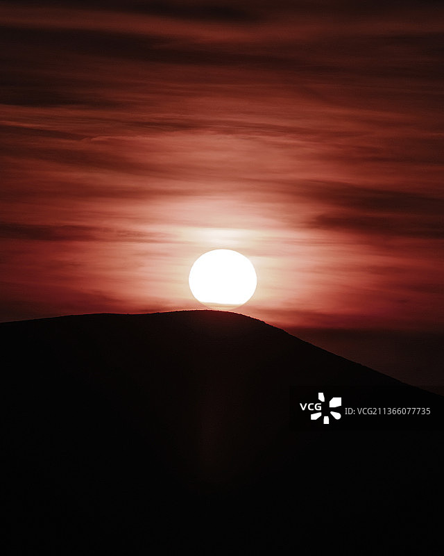 日落时分天空下的山脉剪影风光图片素材