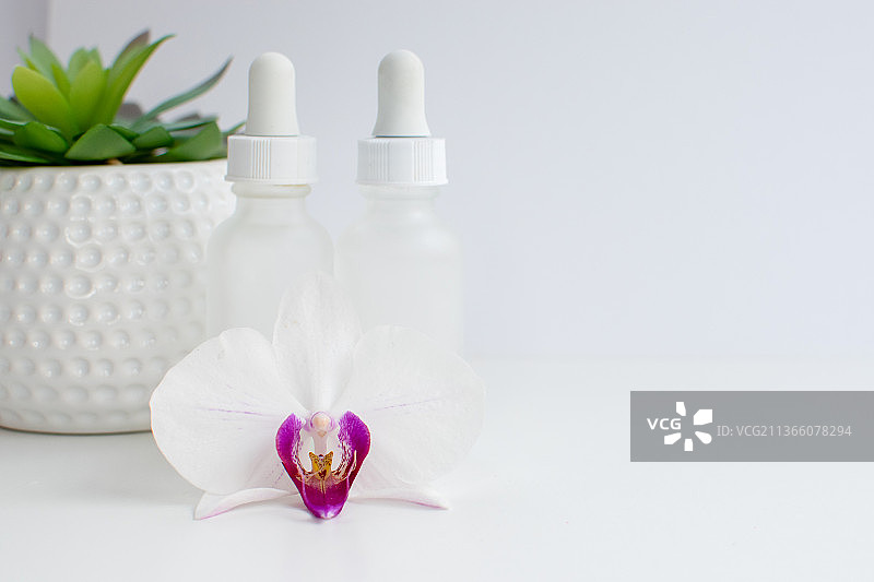 两瓶护肤精华液，白色干净背景，罗马尼亚，布加勒斯特图片素材
