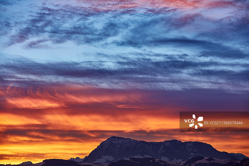 瑞吉山上燃烧的景象，日落时壮丽天空的风景，瑞吉库尔姆，阿尔特，瑞士图片素材
