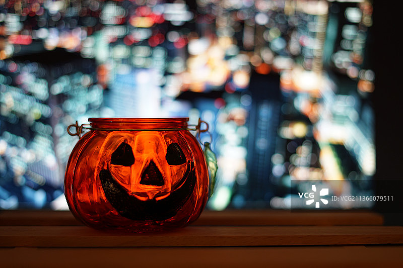 万圣节特写：桌上发光的南瓜灯图片素材