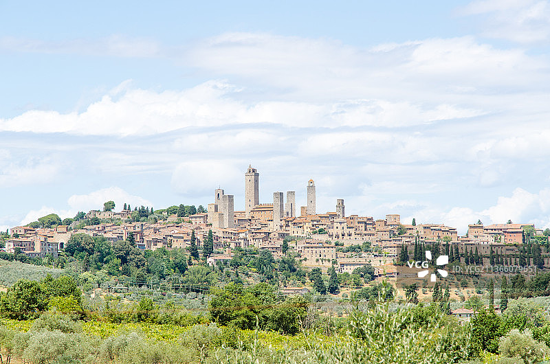 意大利萨萨里城市建筑景观，多云天空图片素材