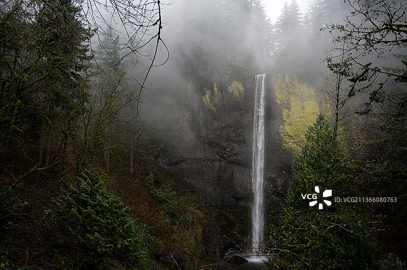 拉图雷尔瀑布，森林中瀑布的风景图片素材
