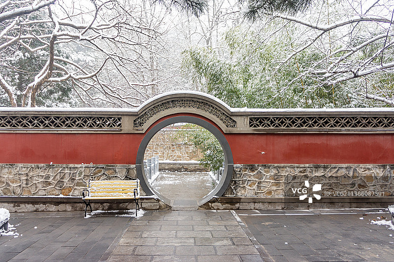 冬季雪后中国传统月亮门特写图片素材