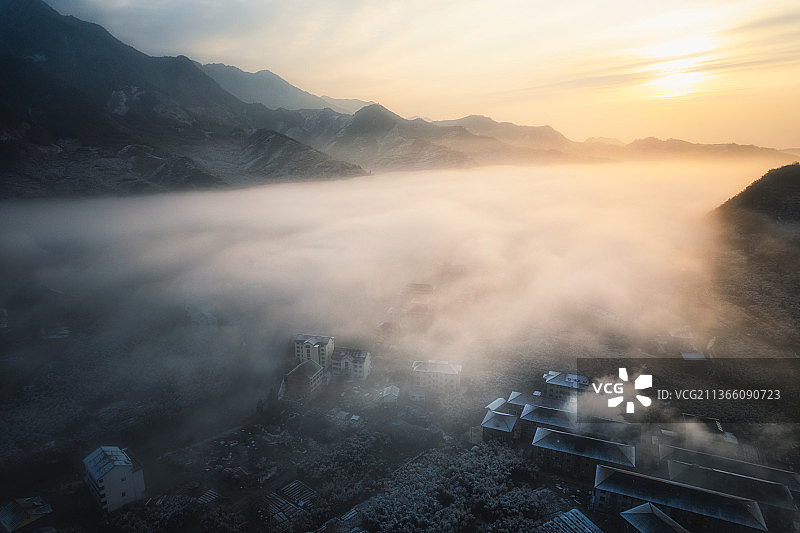天目山小镇日出云海雪景图片素材