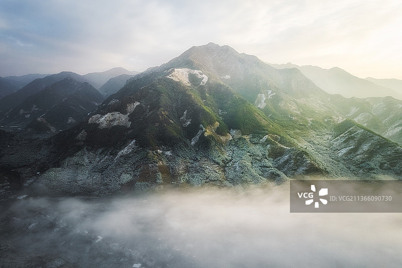 天目山小镇日出云海雪景图片素材