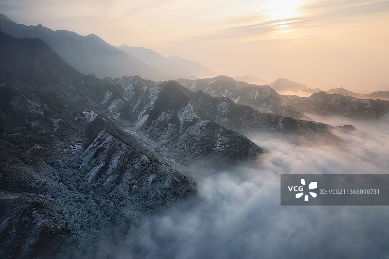 天目山小镇日出云海雪景图片素材