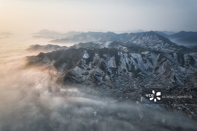 天目山小镇日出云海雪景图片素材