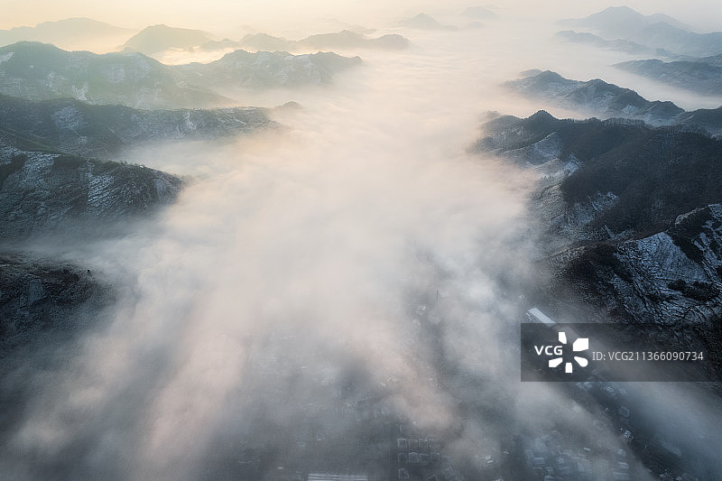天目山小镇日出云海雪景图片素材