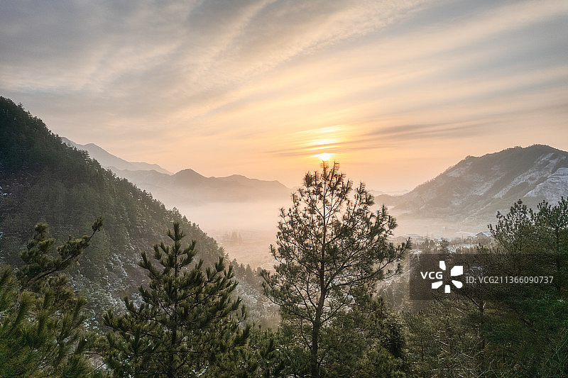 天目山小镇日出云海雪景图片素材