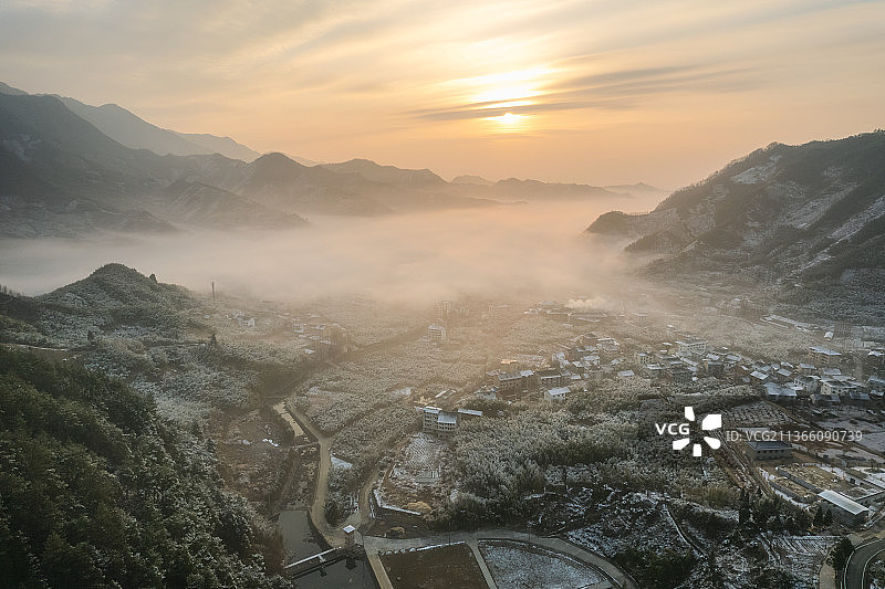 天目山小镇日出云海雪景图片素材