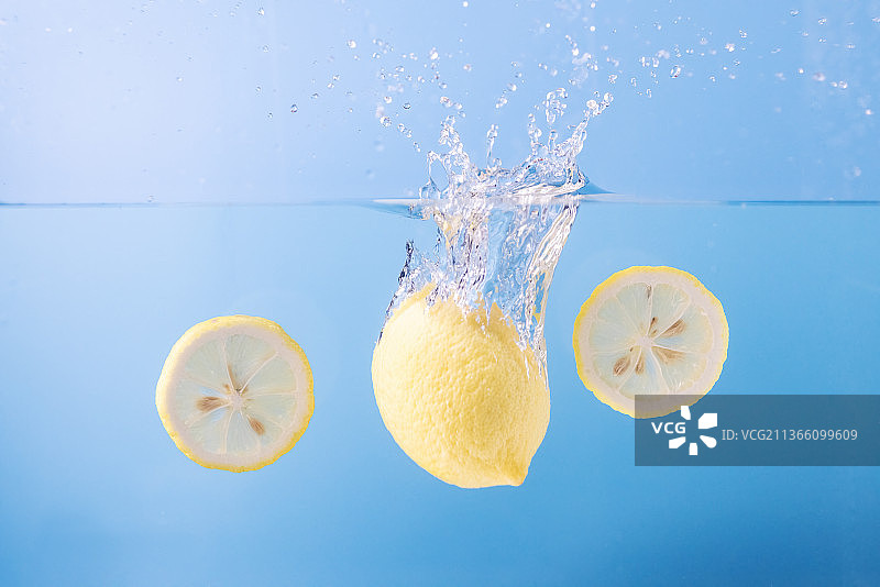 落入水中的柠檬特写图片素材