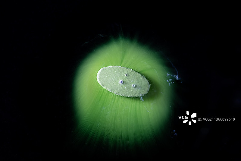 释放崩解中的药物微距特写图片素材