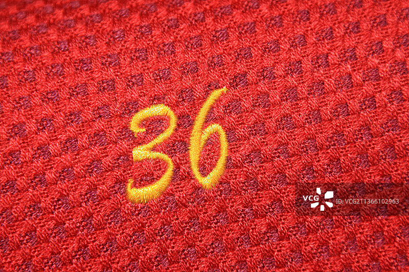 红色座位上的黄色号码图片素材