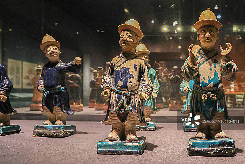 明代文物：彩釉陶司侍从俑（成都五里墩出土）图片素材