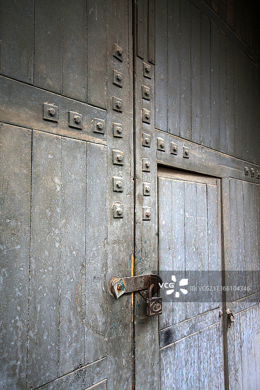 陈旧的大铁门图片素材
