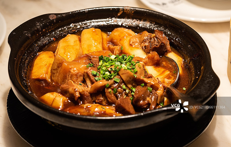 砂锅牛腩猪肠粉特写-广式早茶茶点图片素材