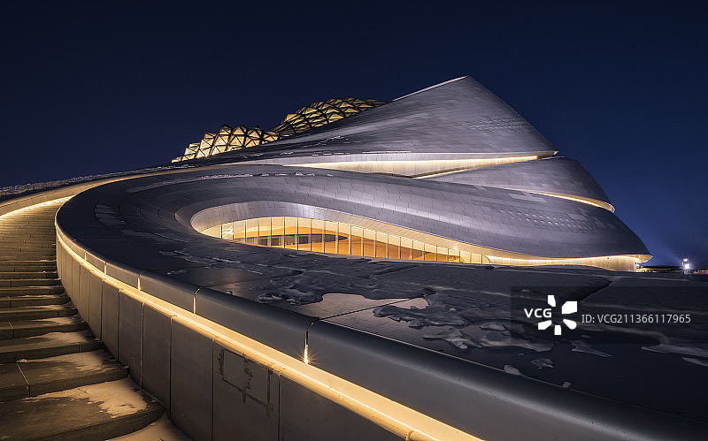 冬日夜幕下的哈尔滨大剧院图片素材