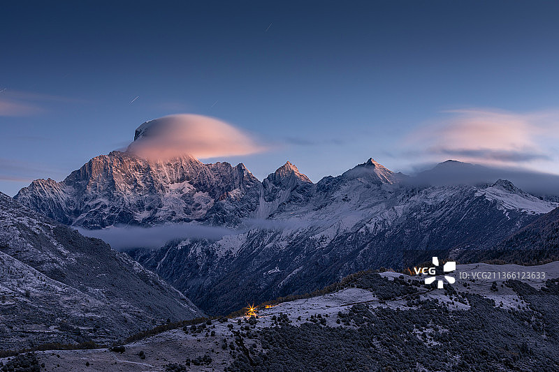雪后的清晨，晨曦照亮了四姑娘山的山尖和山尖的云图片素材