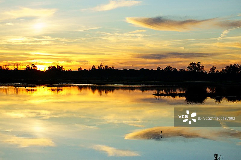 西班牙韦尔瓦日落湖泊美景图片素材