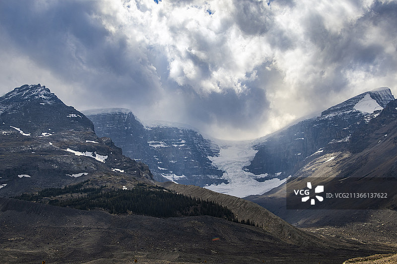 阳光照耀在山峰和冰川上图片素材