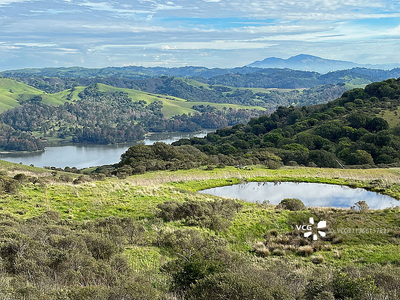 天幕映衬下的湖景图片素材