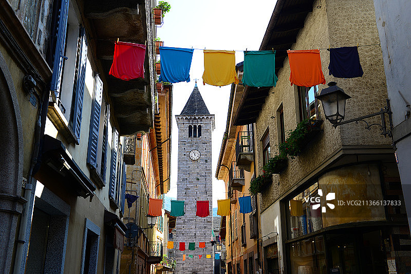 卡诺比奥的色彩：城市建筑的低角度视角图片素材