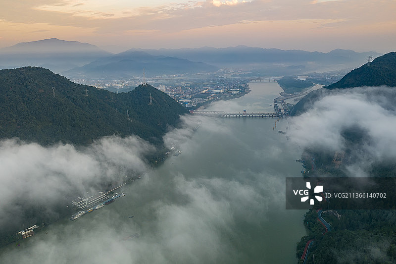 浙江桐庐县富春江晨雾山水航拍图片素材