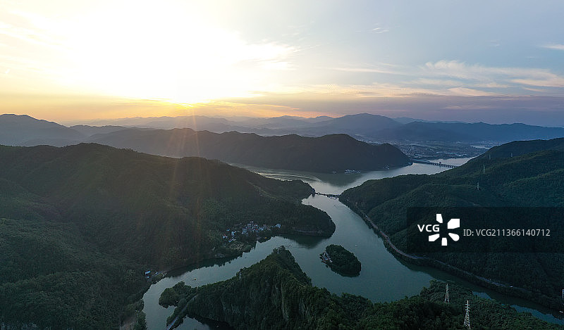 浙江桐庐县富春江晨雾山水航拍图片素材