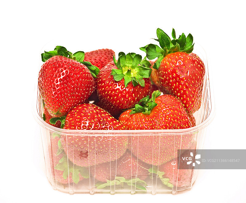 白色背景下碗里的草莓特写图片素材