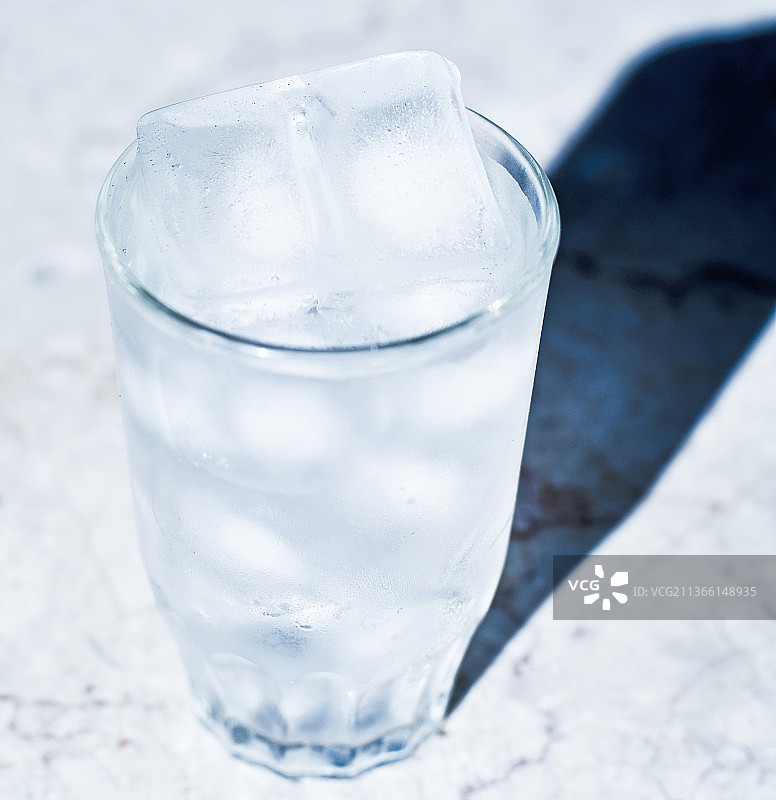 饮水杯中冰块的特写图片素材