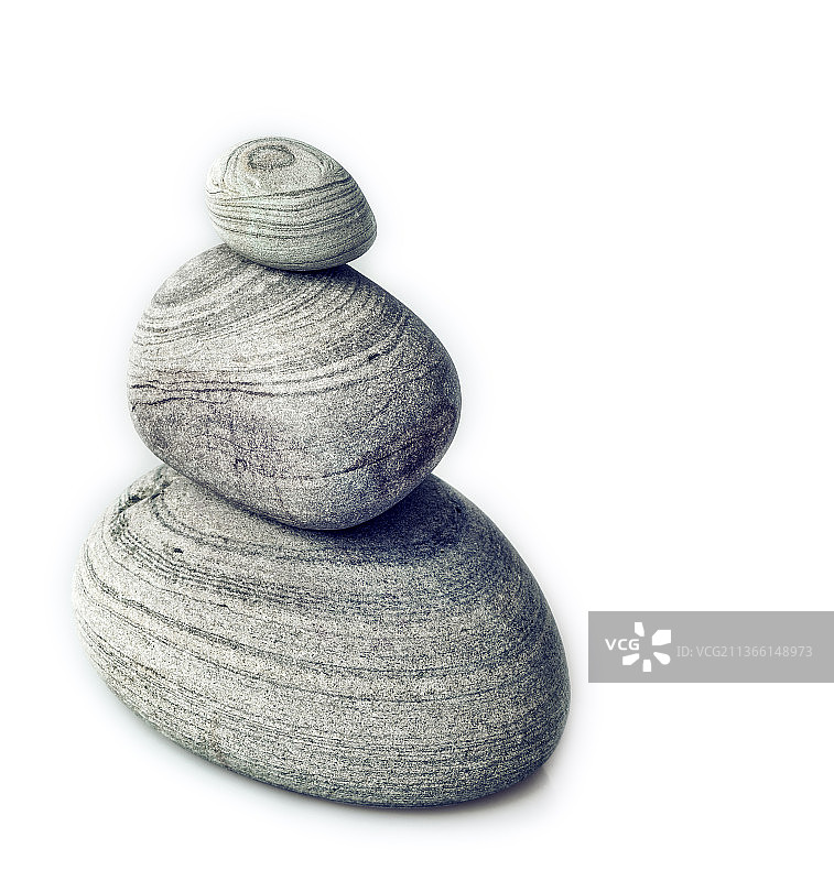 白色背景下的堆叠石头特写图片素材