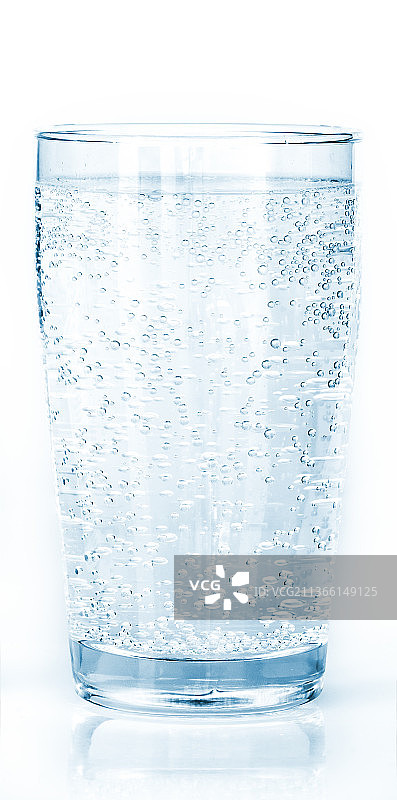 白色背景下玻璃杯中的水特写图片素材