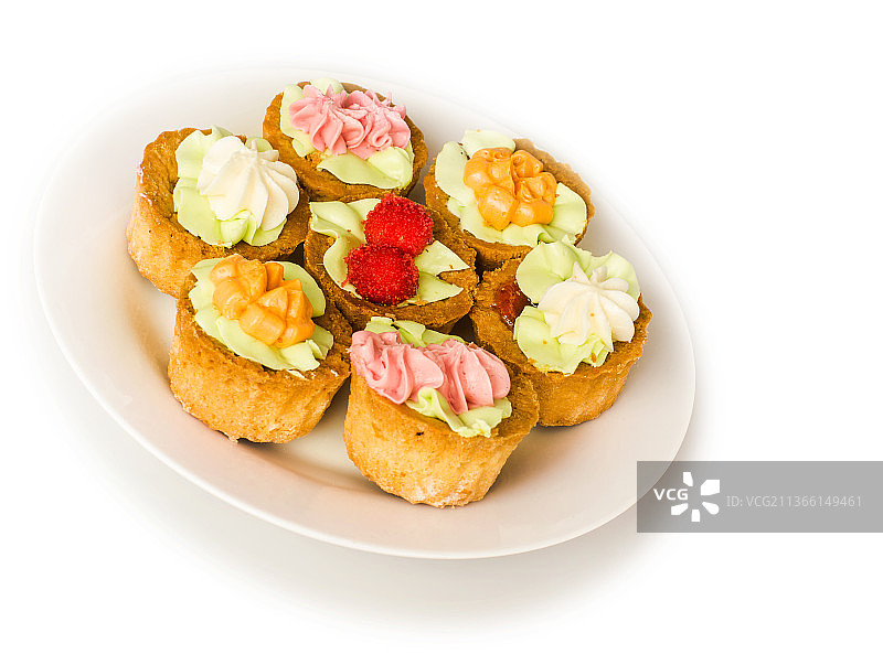 盘中的甜点，白色背景下盘中甜点的高角度视图图片素材