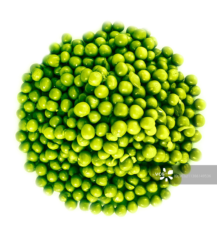 白色背景上的豌豆堆图片素材
