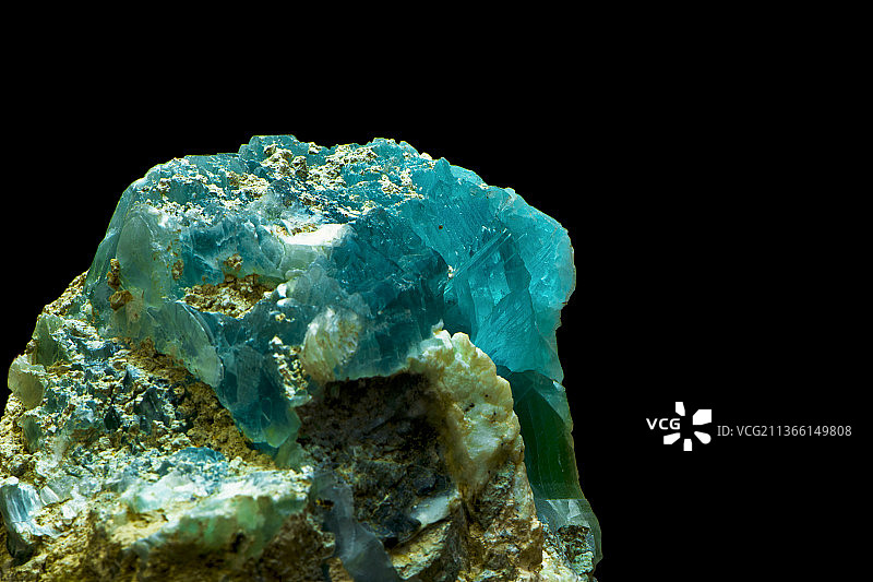 黑色背景上的冰块特写照片图片素材