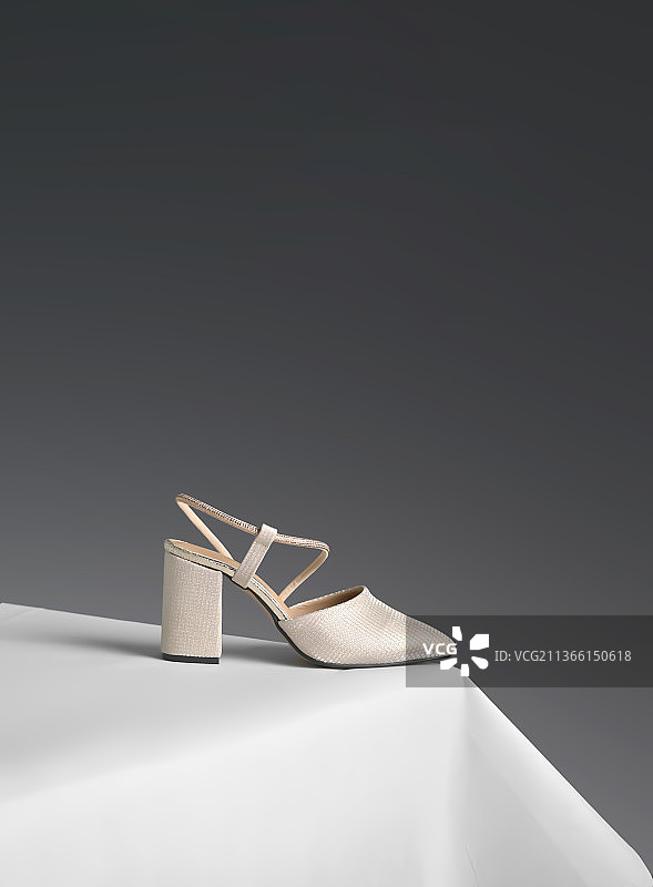 女士鞋子特写：白色背景上的凉鞋图片素材