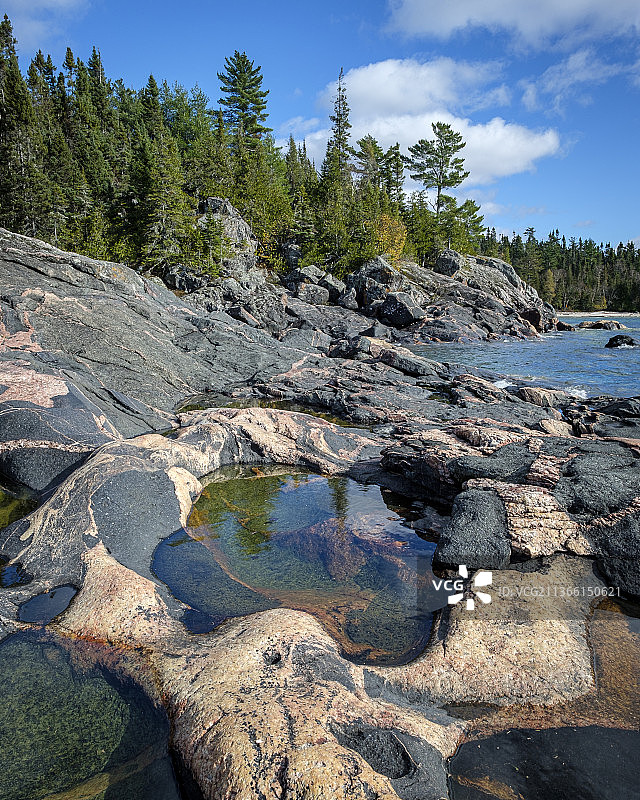 安大略省北部，湖中岩石的风景图片素材
