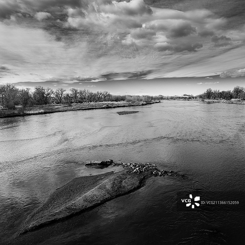 天幕映衬下的湖景图片素材
