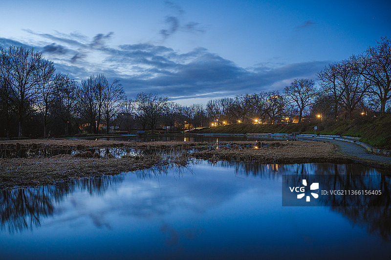 宁静的湖面，德国卡尔斯鲁厄的夜空湖景图片素材