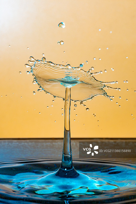 水花飞溅特写，黑色背景图片素材