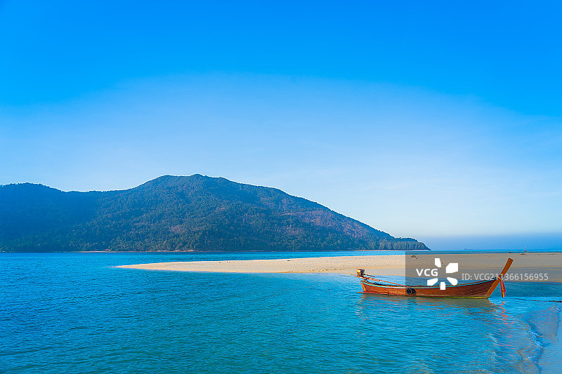 泰国沙敦里贝岛：蓝色天空下的美丽海景图片素材