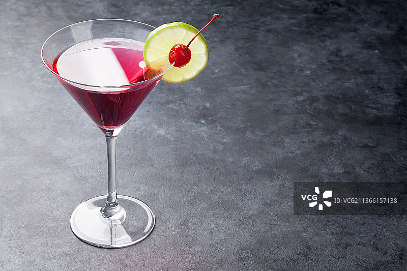 世界大都会鸡尾酒，高角度观看桌上的玻璃杯饮品图片素材
