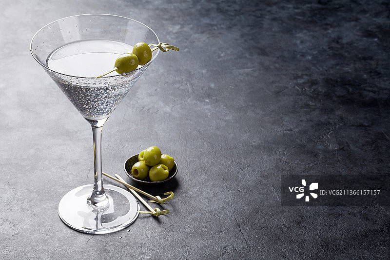桌子上马提尼鸡尾酒饮品高角度视图图片素材