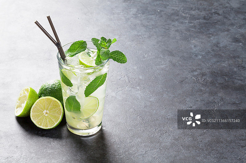 桌上的莫吉托鸡尾酒高角度视图图片素材