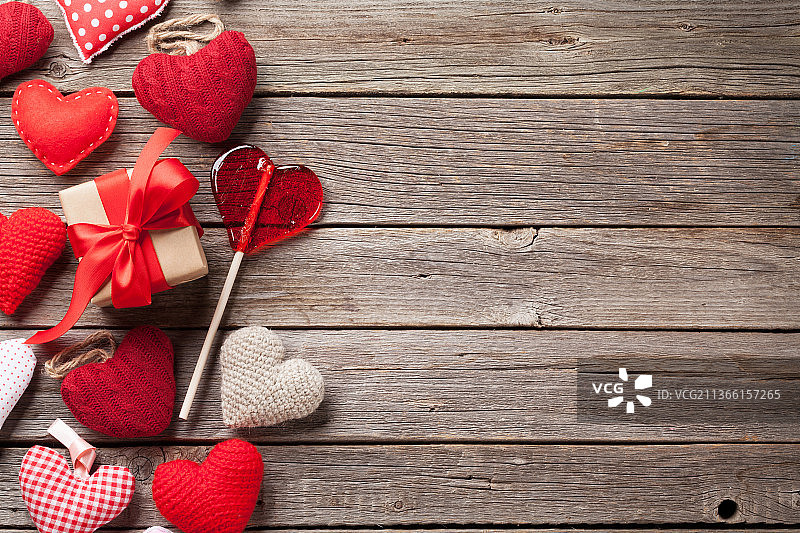 情人节贺卡，木桌上的心形和礼品盒俯视图图片素材