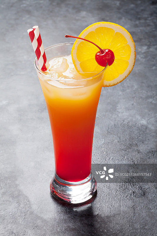 龙舌兰日出鸡尾酒，玻璃杯饮品特写图片素材