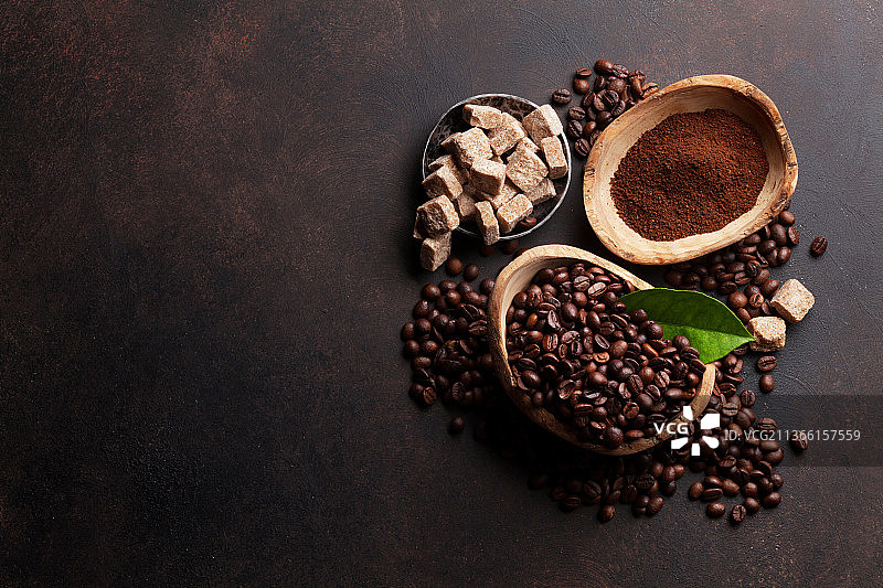 咖啡豆和咖啡粉，俯视桌上的咖啡豆和香料图片素材